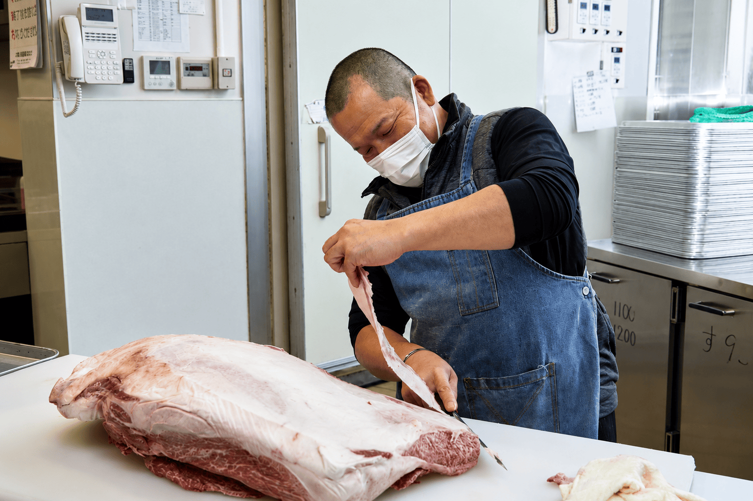 職人による枝肉の分割作業